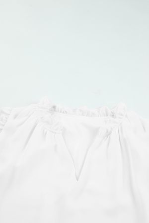 Дамски топ в бял цвят с къдрички и V-образно деколте