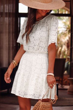 Къса дамска рокля в бяло с бродерия с флорален мотив