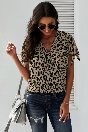 Дамска блуза в бежово с леопардов принт и V-образно деколте