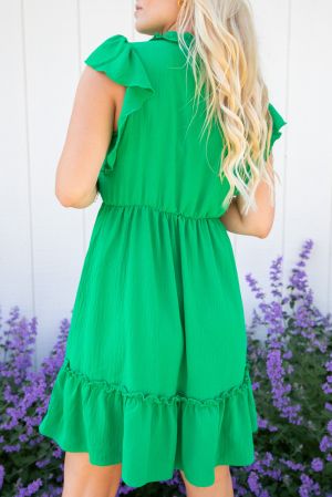 Дамска къса рокля в зелено с ефектни къдрички