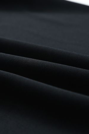 Дамска блуза в черно с къси ръкави и V-образно деколте с контрастна бродерия