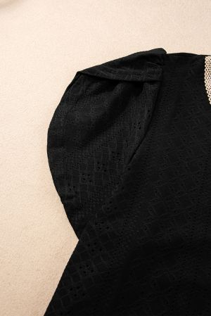 Дамска блуза в черно с къс ръкав и V-образно деколте с контрастна бродерия