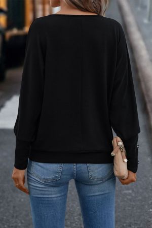 Дамска блуза в черно с прилеп ръкави и V-образно деколте с контрастна бродерия