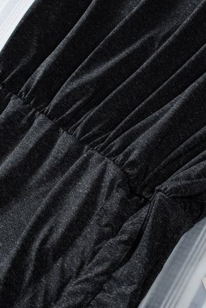 Дамска рокля в черно с къс ръкав и ефектен набор с връзки