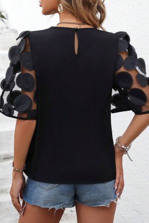 Дамска блуза в черен цвят с къси ефектни ръкави