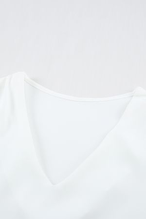 Дамска блуза в бял цвят с V-образно деколте и къси ръкави