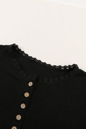 Дамска черна блуза рипс с къс ръкав, деколте с копчета и детайли с бродерия