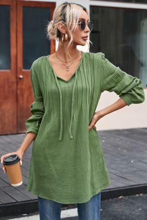 Дамска памучна дълга блуза в зелено с дълъг ръкав и V-образно деколте с връзки