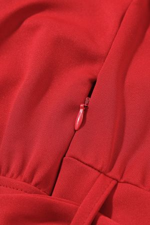 Дълъг дамски гащеризон в червено с ефектен гръб и колан