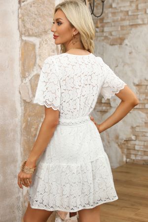 Къса дамска рокля в бяло с бродерия с флорален мотив