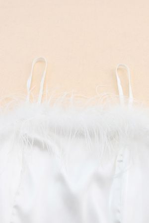 Дамска мини рокля в бяло с тънки презрамки и ефектно деколте с пера