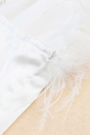 Дамска мини рокля в бяло с тънки презрамки и ефектно деколте с пера