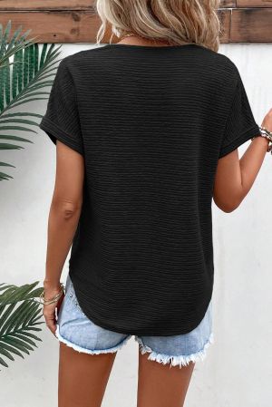 Дамска тениска в черен цвят, с V-образно деколте и ефектна текстура