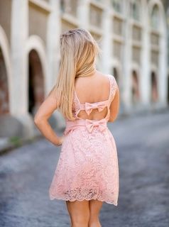 Дантелена розова рокля с ефектен гръб