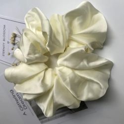 Скрънчи за коса в млечнобял цвят