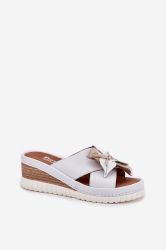 Дамски кожени чехли на платформа с декоративно цвете Step in Style, в бяло