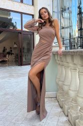 Дамска дълга официална светлокафява рокля с един ръкав, пайети и цепка