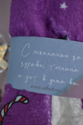 Коледни пухкави пантофи в лилаво с ефектен принт