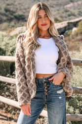 пухкаво бежово дамско яке с качулка отпред