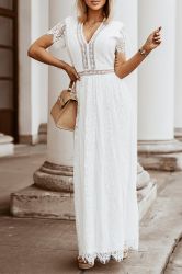 Дълга дантелена дамска рокля в бяло с V-образно деколте