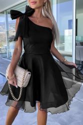 Дамска къса черна рокля с ефектна презрамка с панделка
