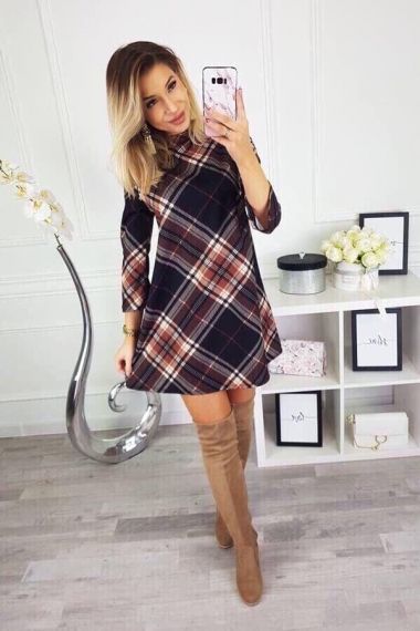 Къса карирана рокля