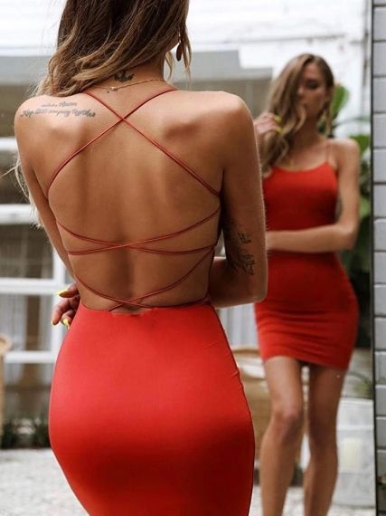 Червена рокля с връзки при гърба