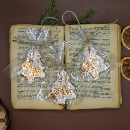 Ръчно изработен коледен орнамент „Елха“ с позлата, опакован със сушен портокал и канап