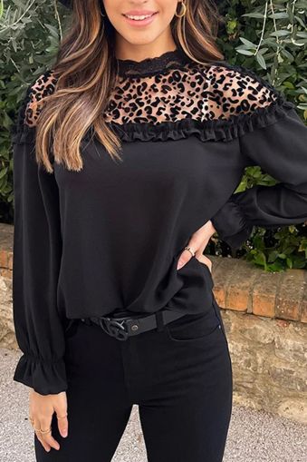 Дамска блуза в черен цвят с ефектно деколте