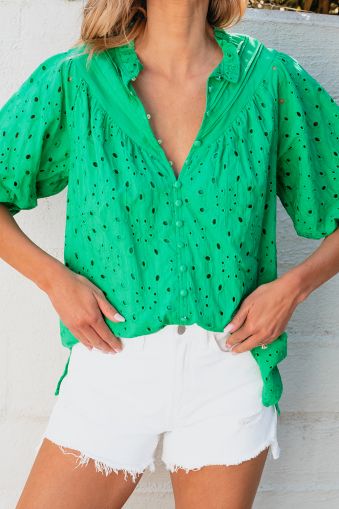 Дамска блуза в зелено с къси бухнали ръкави и бродерия, 100% памук