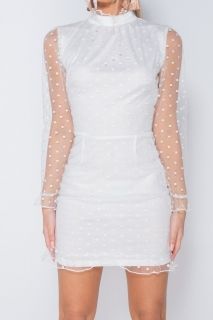 Бяла рокля с тюл на точки