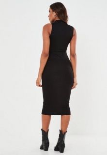 Черна рокля със средна дължина и голо рамо