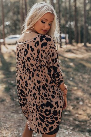 Дамска "oversized" тениска в кафяво с V-образно деколте и леопардов принт