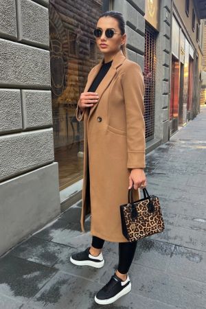 Дамско дълго елегантно бежово палто с класическа кройка