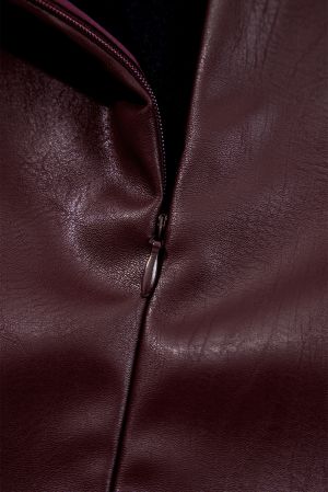 Дамска мини рокля от еко кожа без ръкави в тъмно бордо