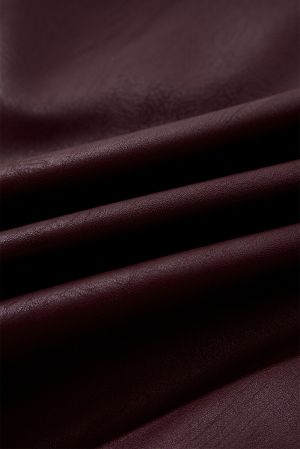 Дамска мини рокля от еко кожа без ръкави в тъмно бордо