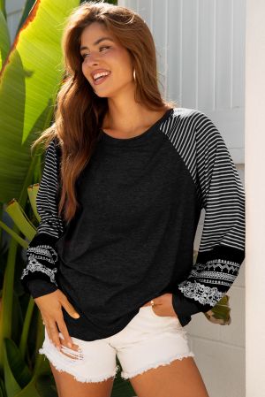 Дамска черна блуза с райета и дантелен акцент по ръкавите