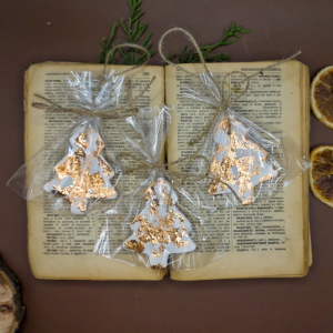 Ръчно изработен коледен орнамент „Елха“ с позлата, опакован със сушен портокал и канап