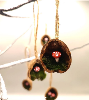 Ръчно изработен коледен орнамент „Орехче“