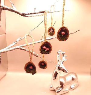 Ръчно изработен коледен орнамент „Орехче“