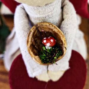 Ръчно изработен коледен орнамент „Орехче“