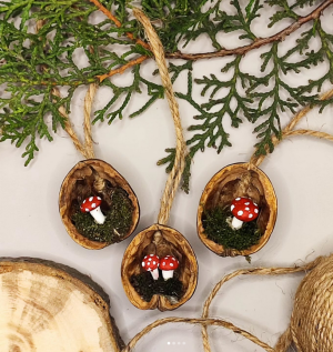 Ръчно изработен коледен орнамент „Орехче“