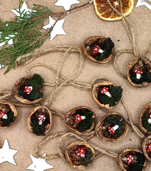 Ръчно изработен коледен орнамент „Орехче“