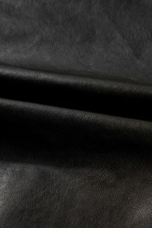 Дамско черно яке от еко кожа с копчета и свободна кройка