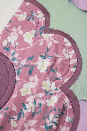 Дамска блуза в лилаво с флорални апликации по ръкавите, макси размери