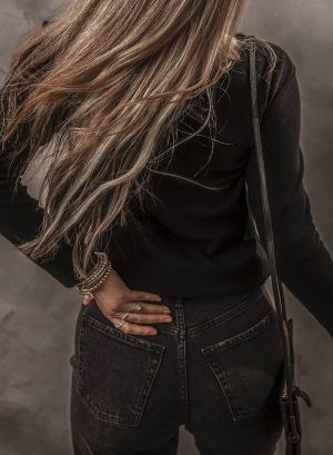 Дамска черна блуза с копчета и V-образно деколте