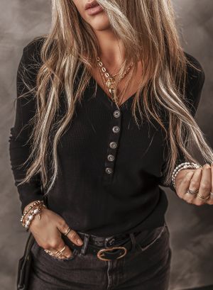 Дамска черна блуза с копчета и V-образно деколте