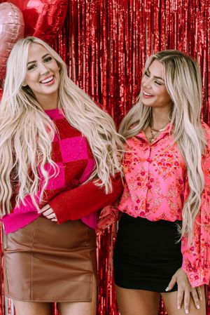 Дамски пуловер в червено и розово с релефни сърца