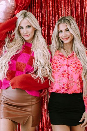 Дамски пуловер в червено и розово с релефни сърца