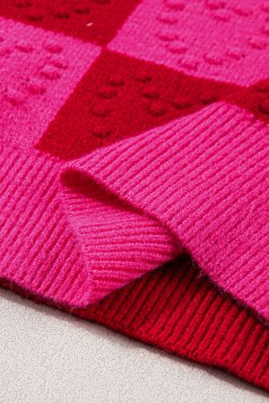 Дамски пуловер в червено и розово с релефни сърца